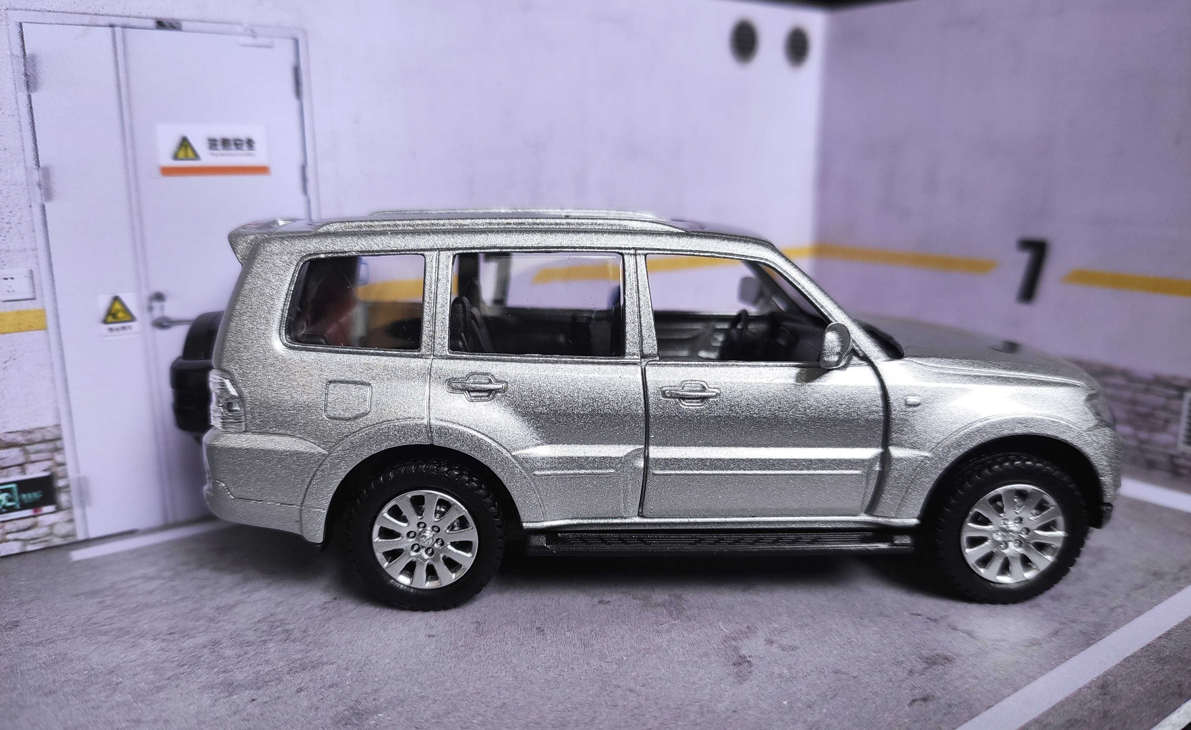 Carro Miniatura Mitsubishi Pajero em escala 1:43 - Oferta Envio