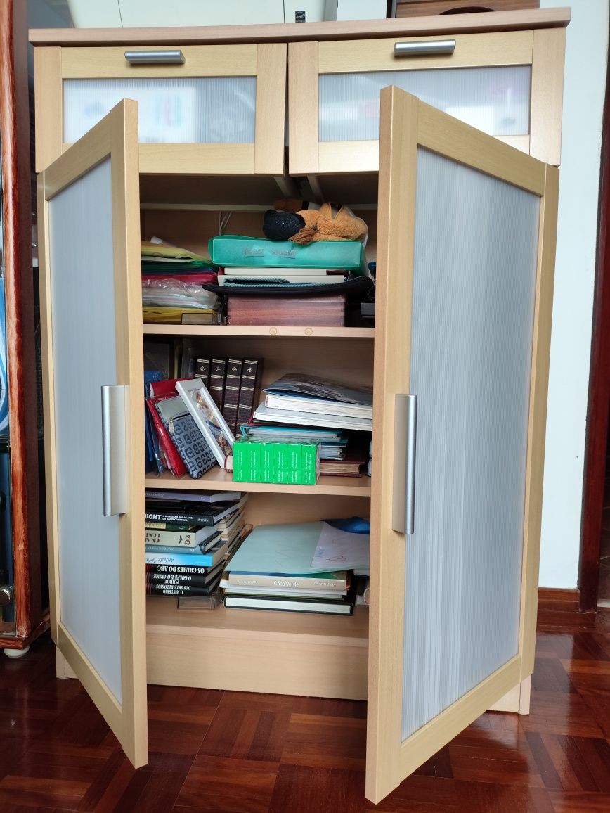 Móvel portas e gavetas