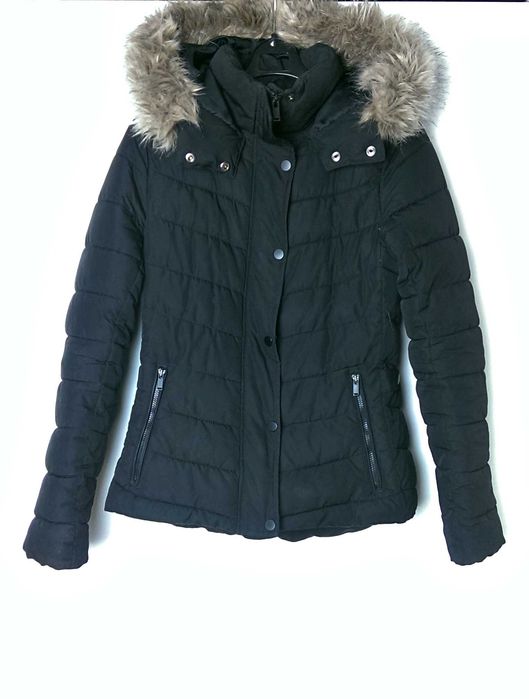Damska krótka kurtka zimowa z kapturem futerkiem czarna ciepła H&M 34