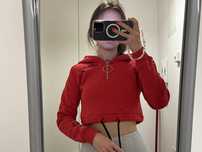 Czerwona krotka bluza