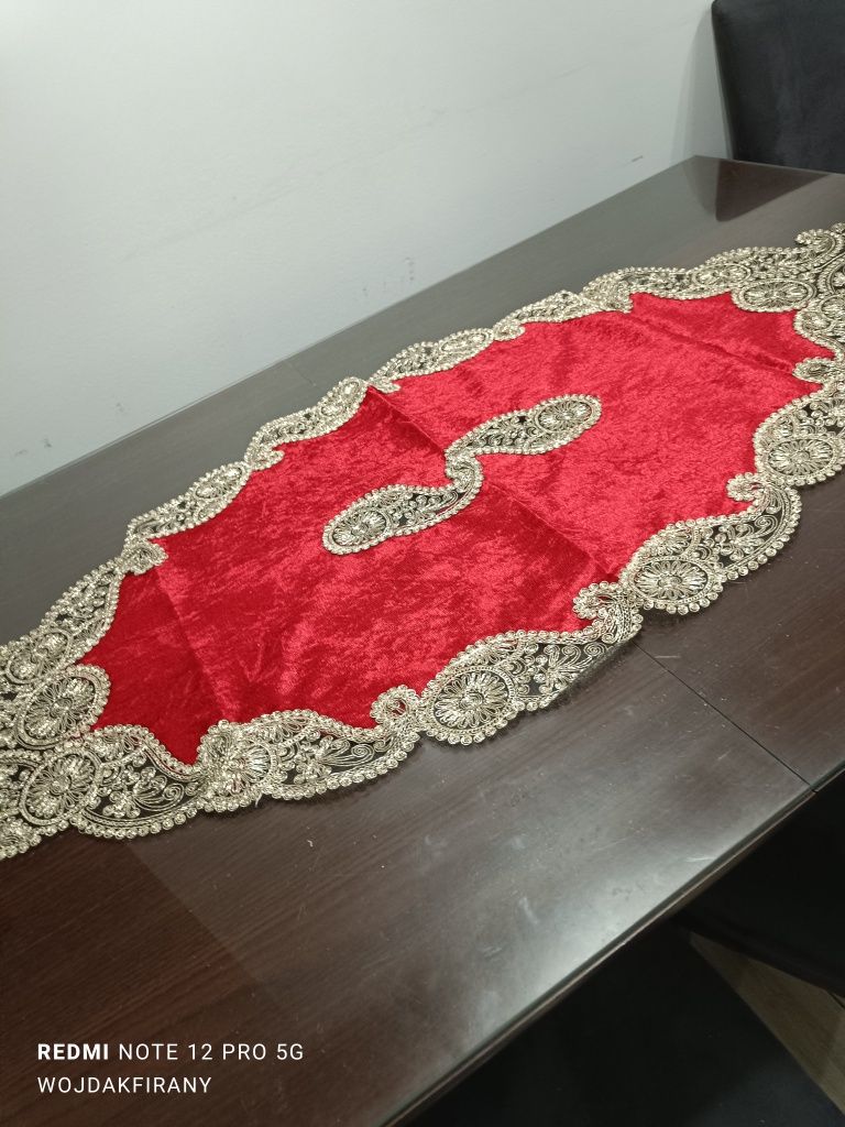 Bieżnik czerwony  welur z koronką 120x55cm