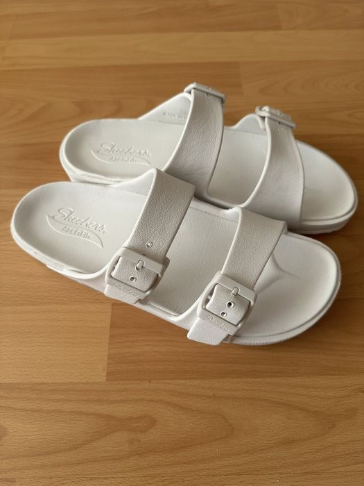 Нові шльопки  Skechers ArchFit