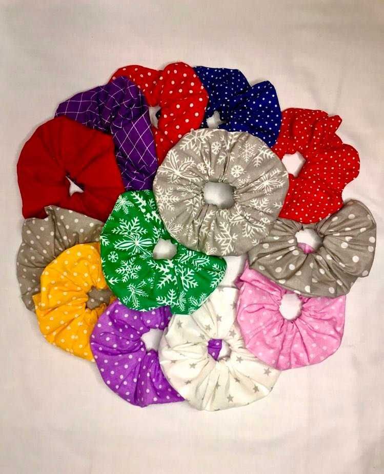 Scrunchie żółte w kropki.