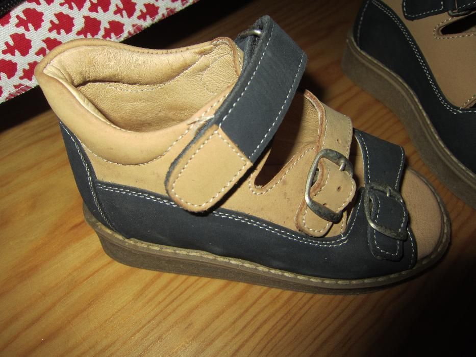 Sandálias de criança Azuis e Bejes Tamanho 26 NOVAS