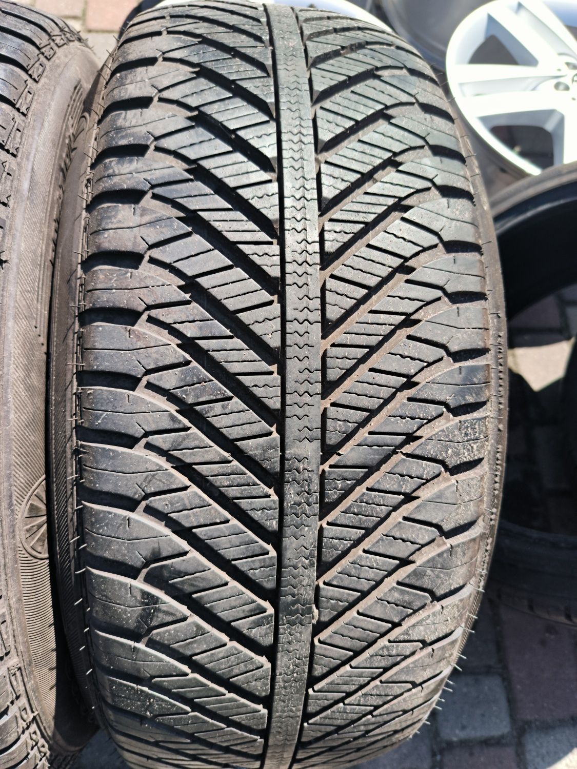 Opony całoroczne 17 Goodyear Vector 4Seasons 225/55 17