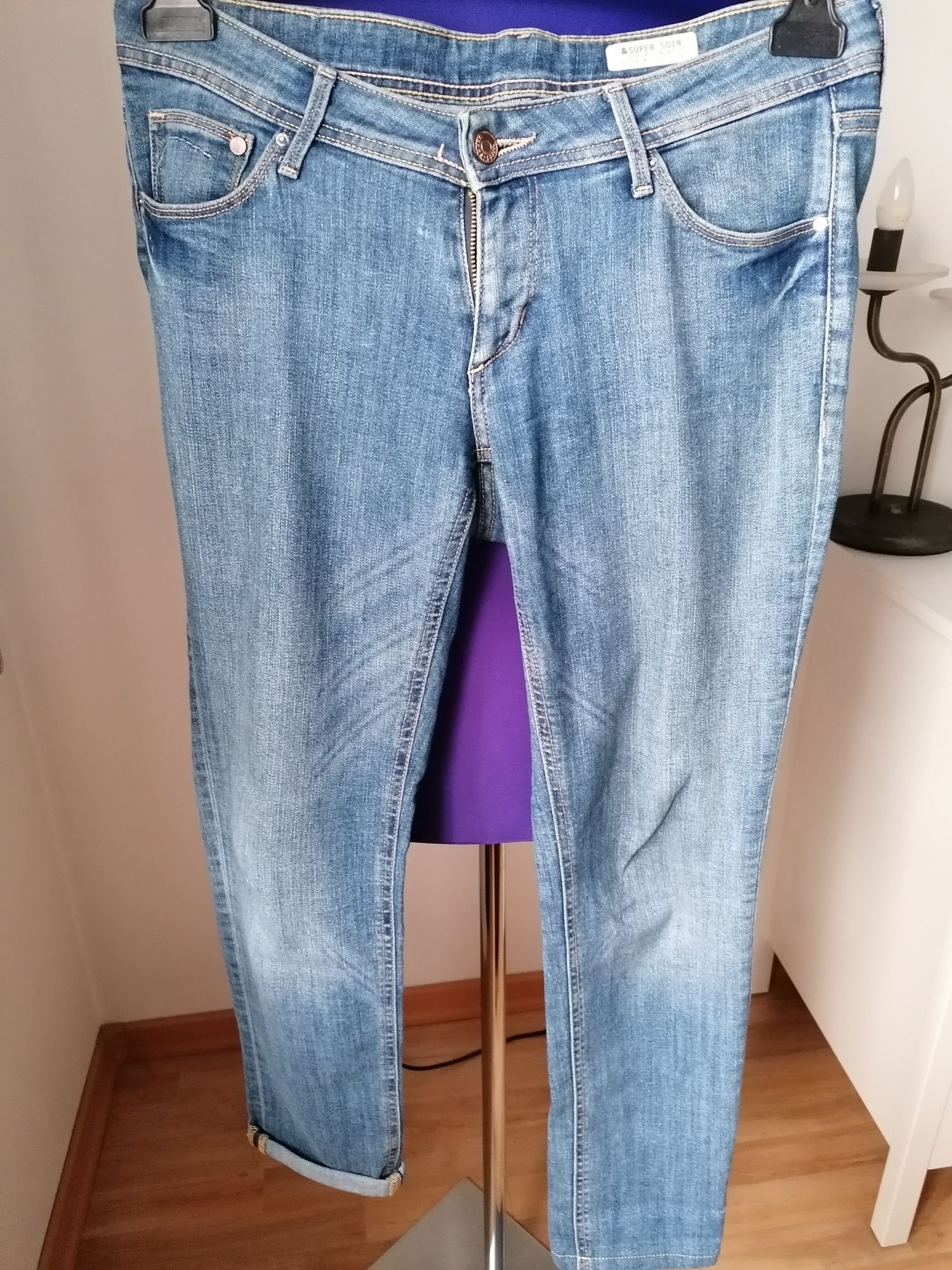 Jeansowe spodnie firmy H&M