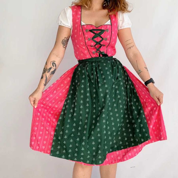 Vestido Vintage Bavarian Midi Rosa com Avental Verde