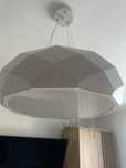 Lampa wiszaca w kolorze bialym oraz kinkiet
