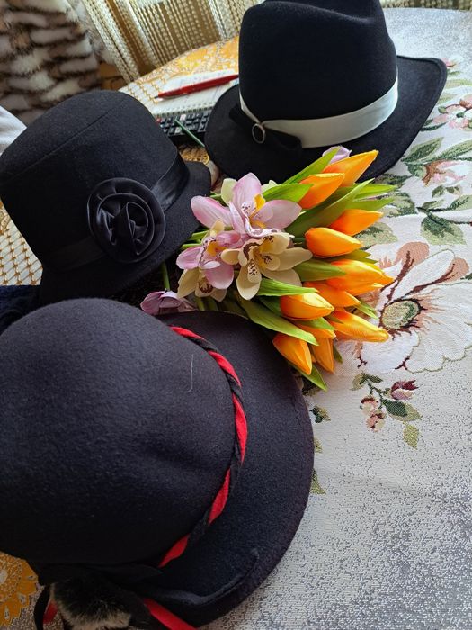 Капелюшки  4 штуки за 122 грн  різних