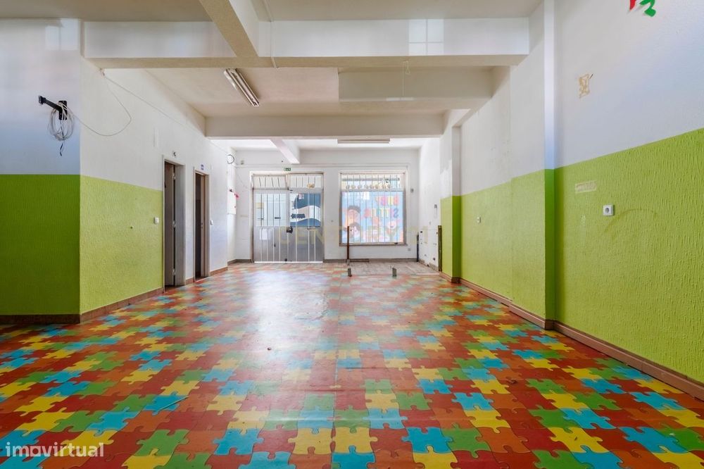 Loja para Arrendamento na Amora – Espaço comercial com excelente visib