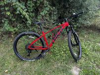 TREK Marlin 8 (2022) – czerwony, Rozmiar M/L – Stan jak nowy!