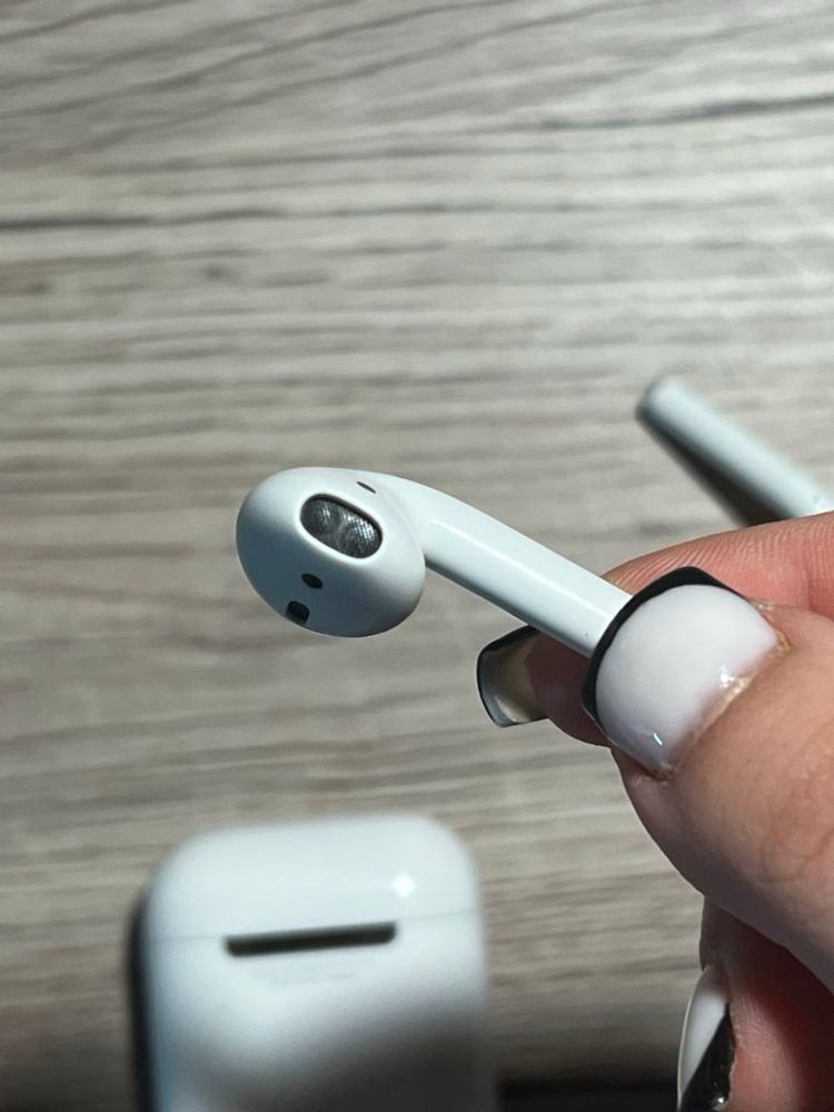 Наушники Airpods 2 оригінал. 1 не працює