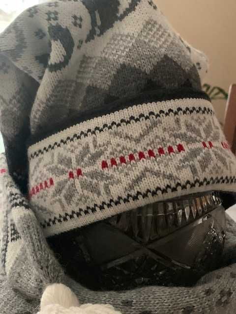 Dzianinowa czapka z długim szalikiem z kotem oraz gwiazdą poranną