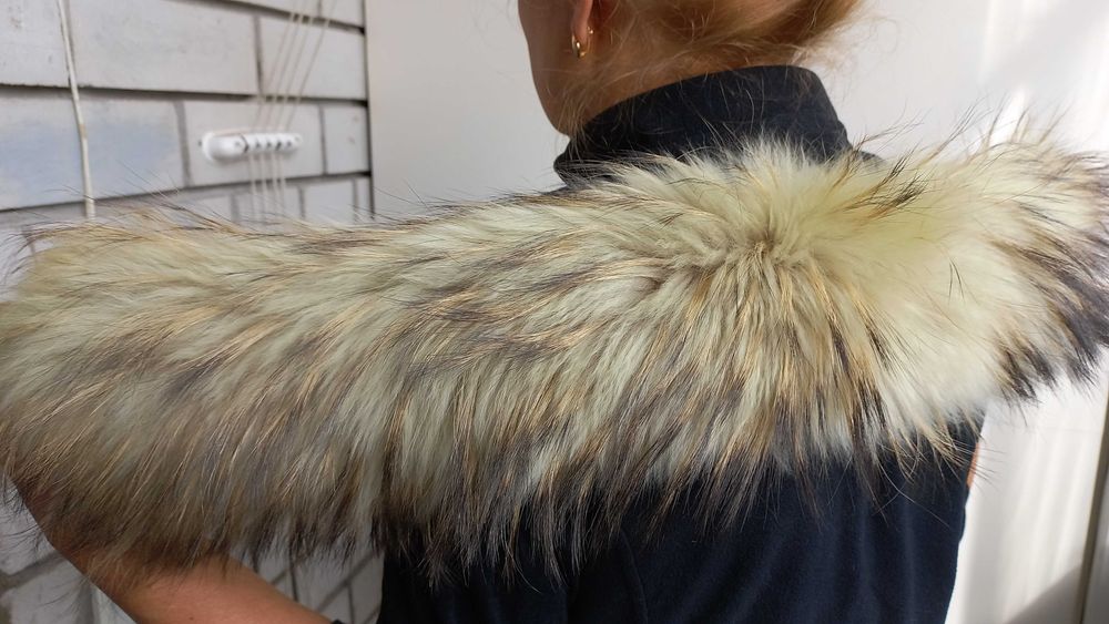 Меховой воротник.