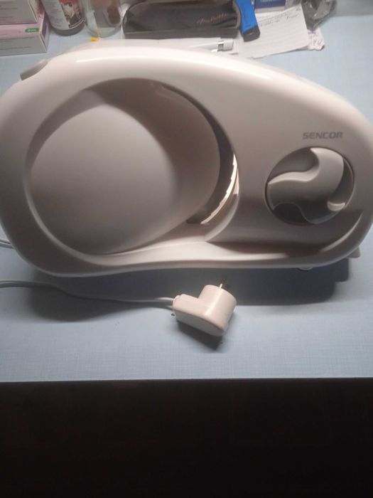 Krajalnica do chleba i wędlin firmy Sencor eue2