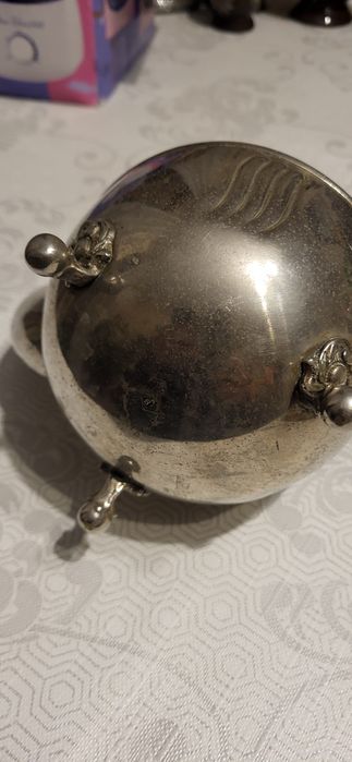 Stary metalowy dzbanuszek sygnowany z wyrwanym uchwytem