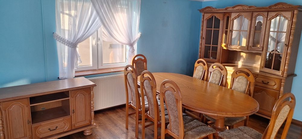 Zestaw mebli stół krzesła komoda kredens