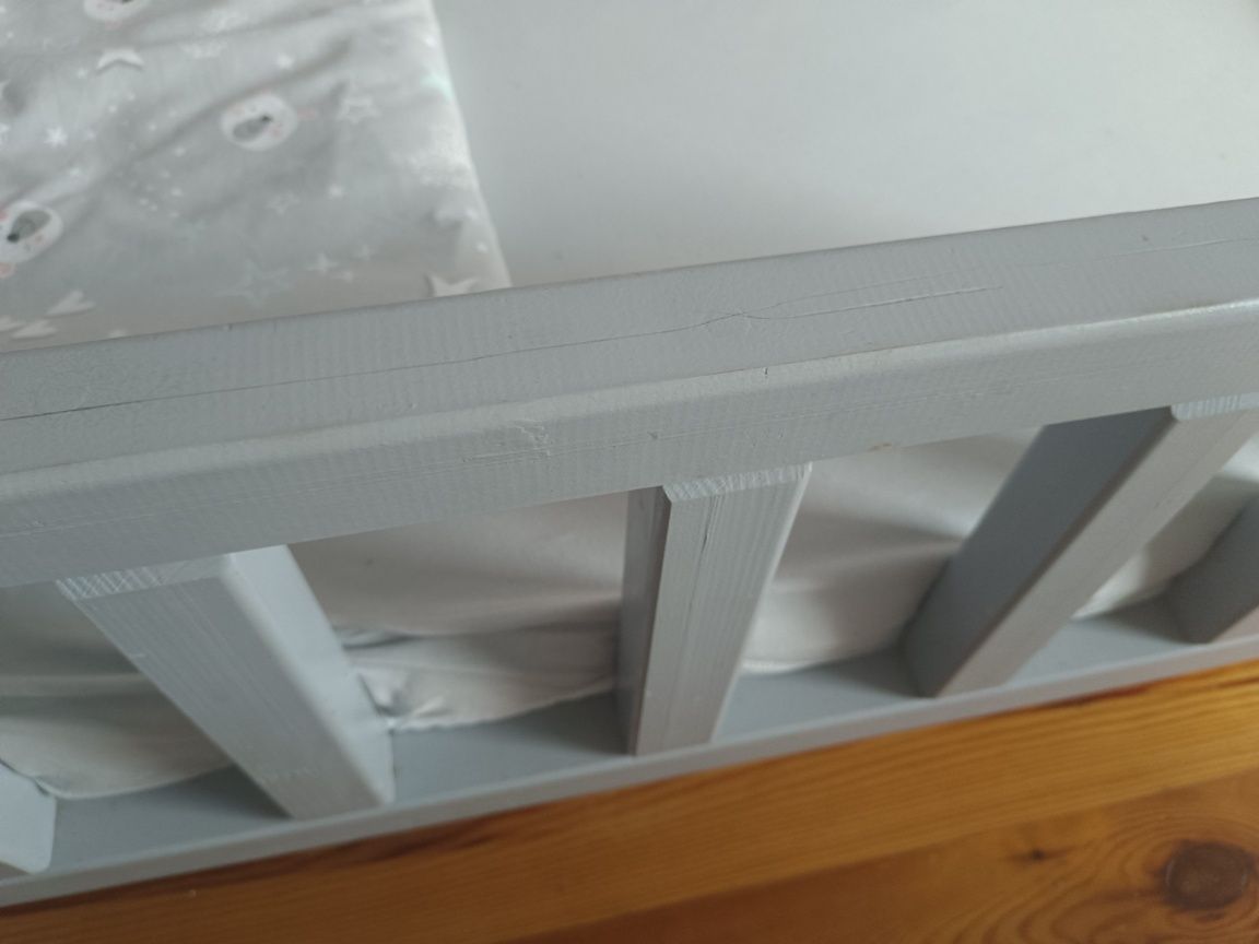 Łóżko drewniane niskie szare Basic 160x80 z materacem