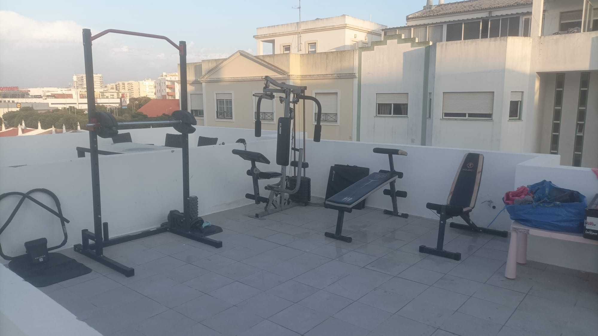 Quarto com cama de casal, individual em apto com ótima localização