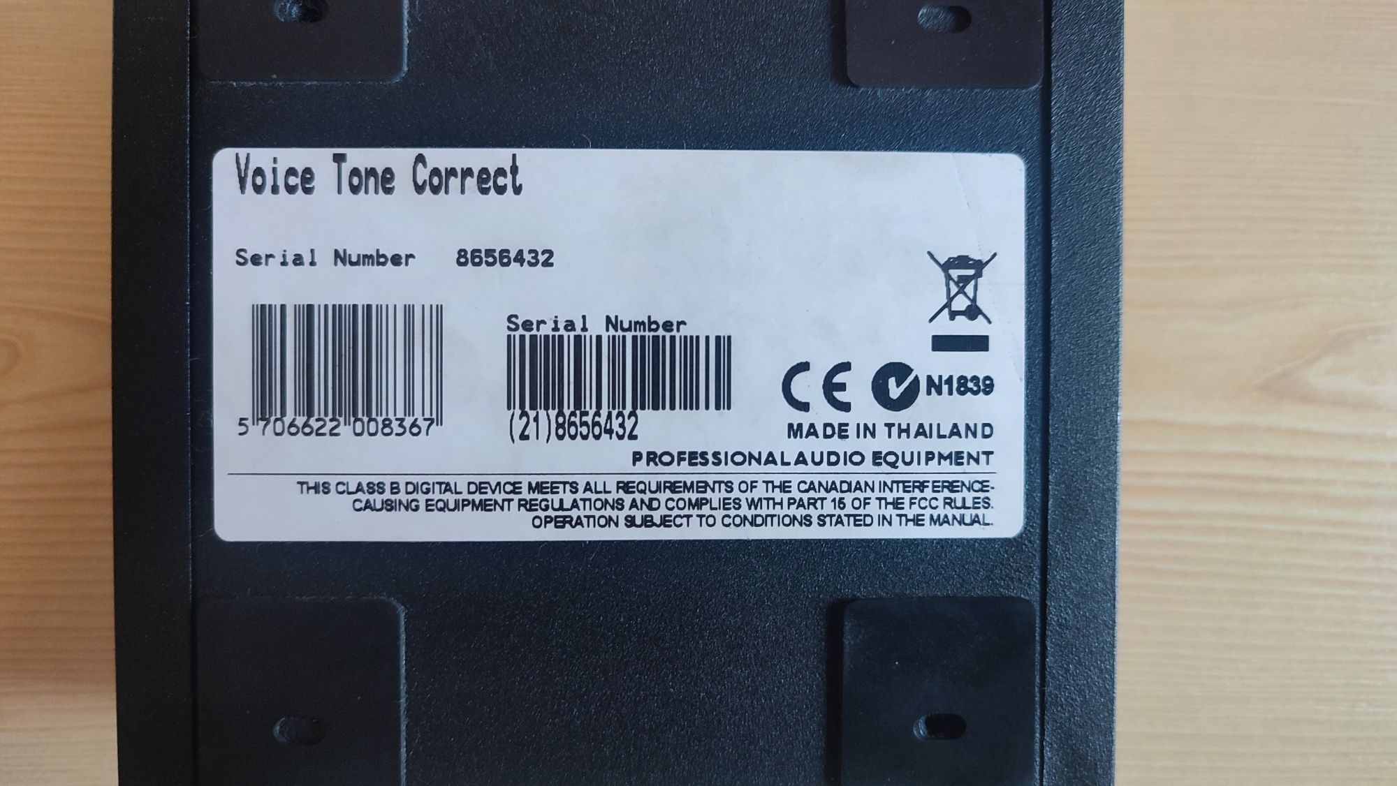 Procesor wokalny, efekt TC Helicon Correct Voicetone + akcesoria