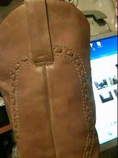 Сапоги розового цвета с вышитой строчкой