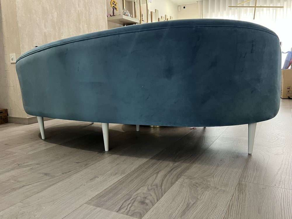 Sofá azul curvo em veludo. otimo estado!