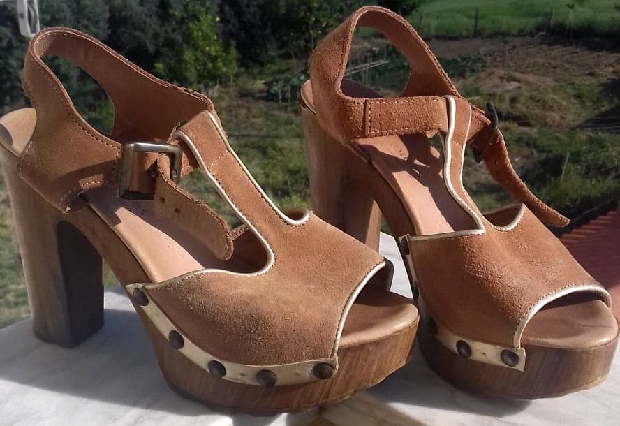 Sandálias e sapatos abertos usados