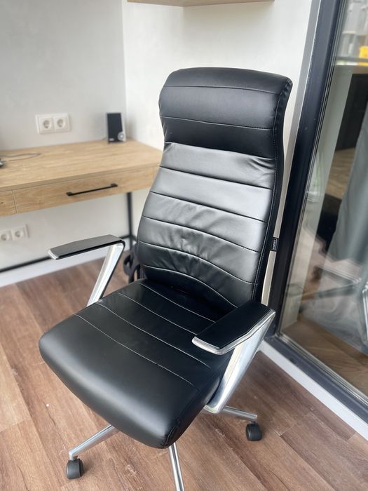 Шкіряне офісне крісло