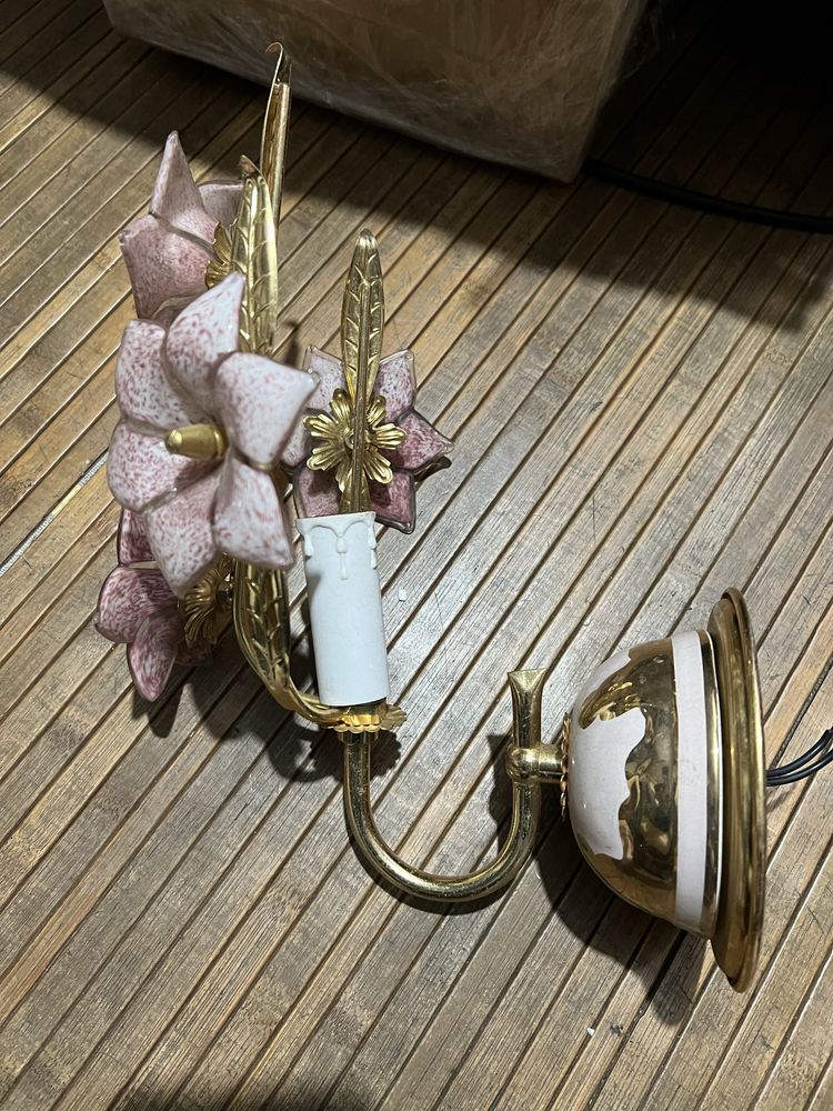 Candeeiro de parede com designer de flores .