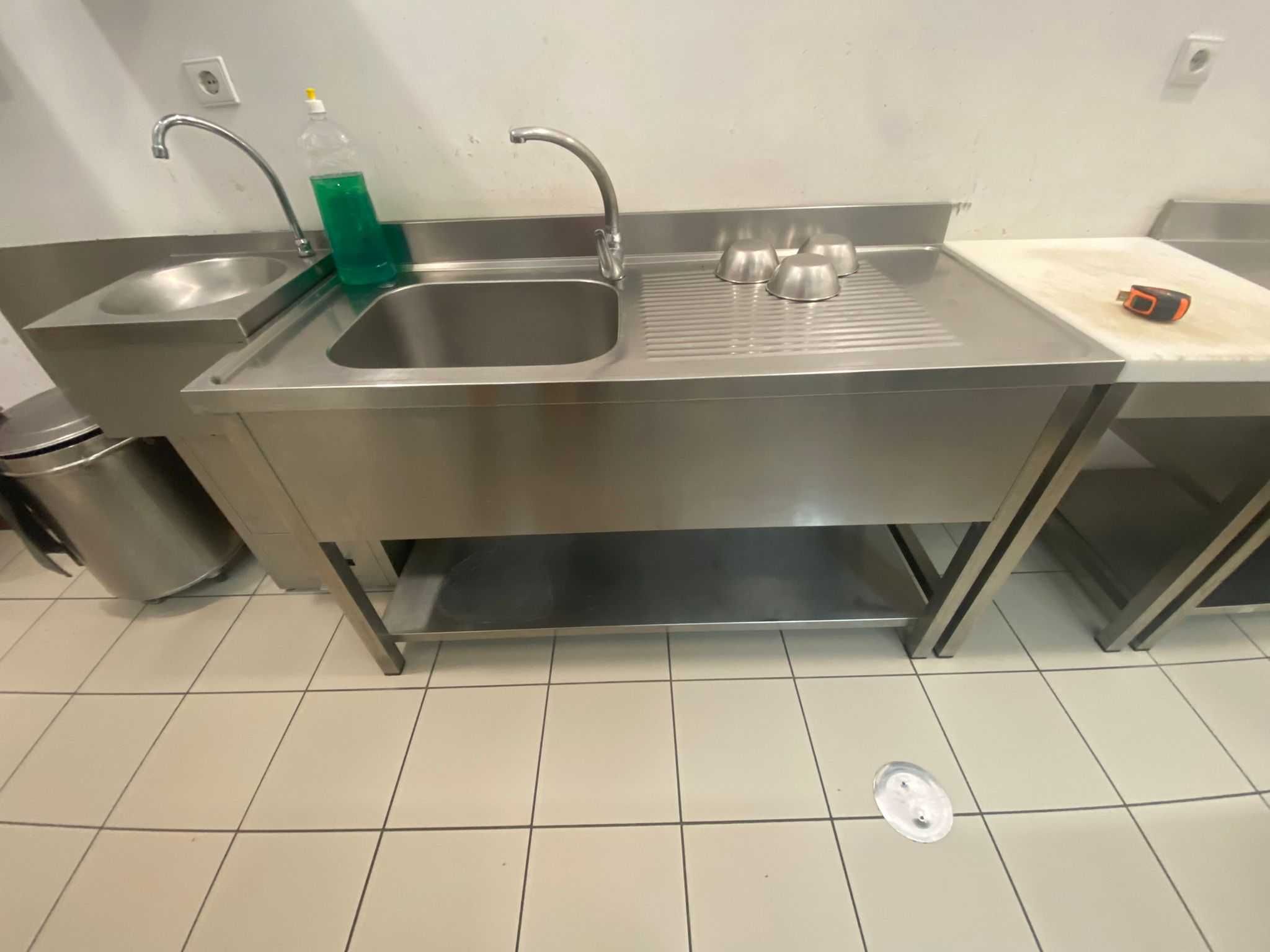 Bancada de apoio de cozinha em inox com pia