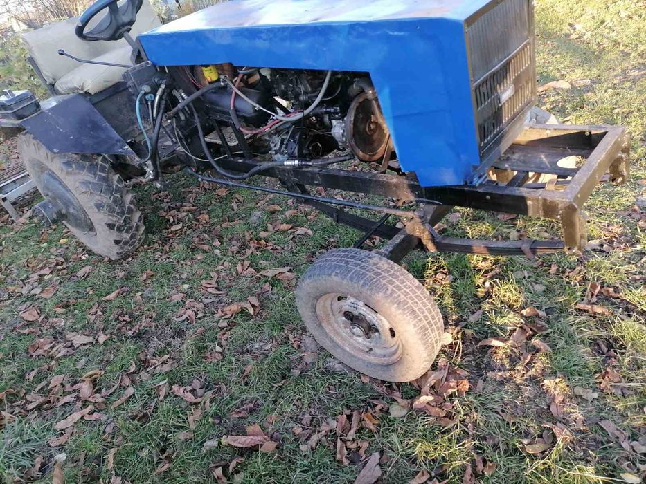 Саморобний трактор разом з копалкою, грабалкою, косілкою