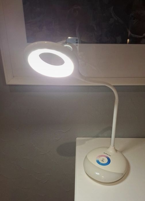 Lampka bezprzewodowa na biurko biała