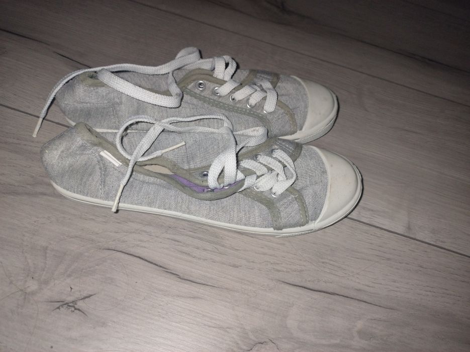 Trampki szare klasyczne niskie sznurowane biała podeszwa materiałowe