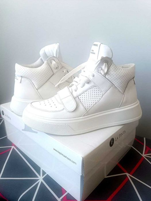 Trampki białe wykonane z naturalnej skóry z perforacjami