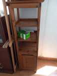Estante com prateleiras e porta em pinho