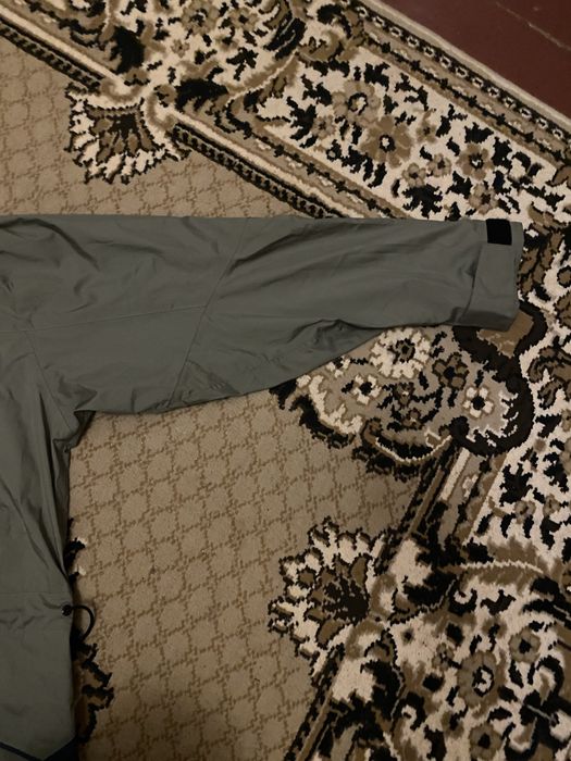 ветровка berghaus driaqua technology темно знленого кольору