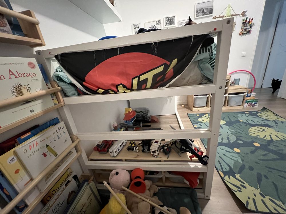 Cama Ikea KURA com escadas e gavetas