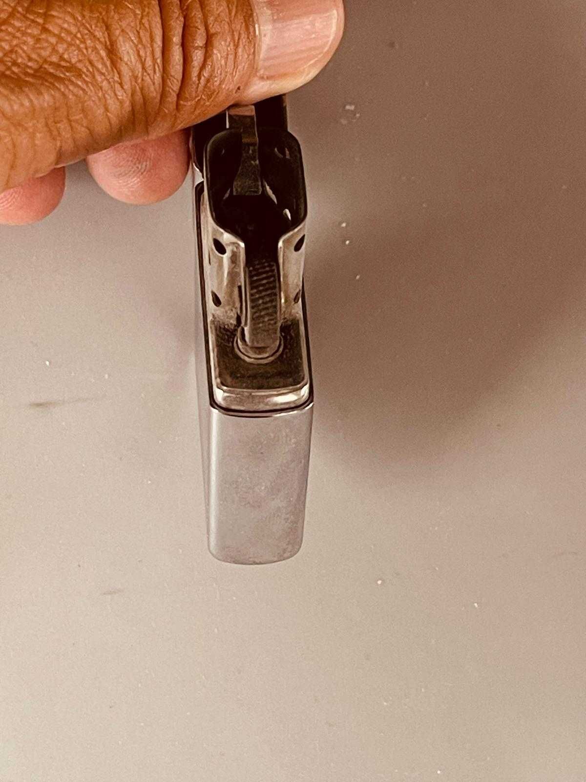 Isqueiro Zippo e um de oferta