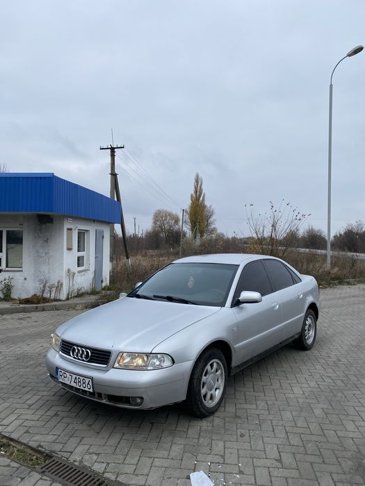 Audi A4 1.6 бензин