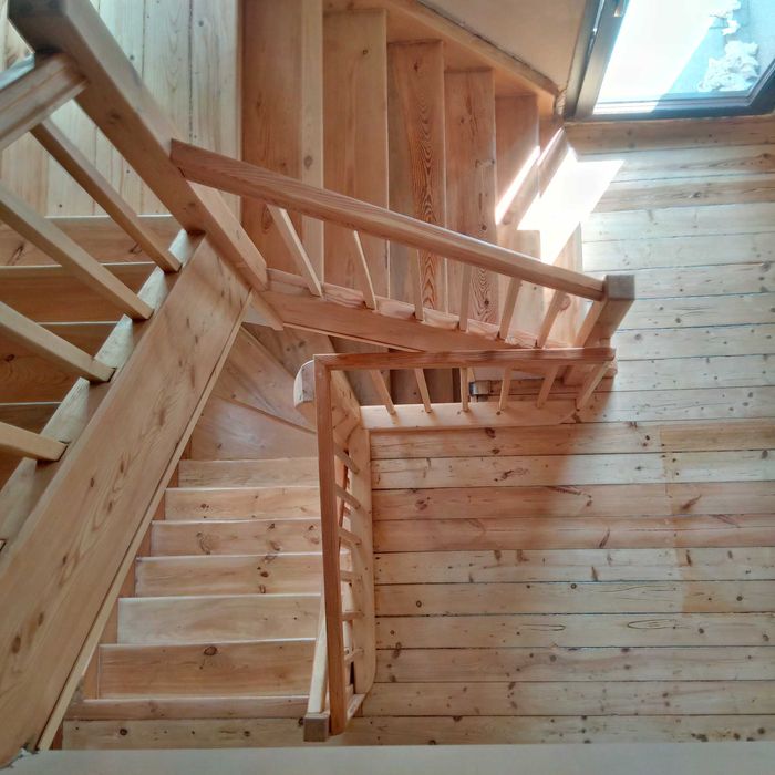 Renowacje schodów drewnianych cyklinowanie