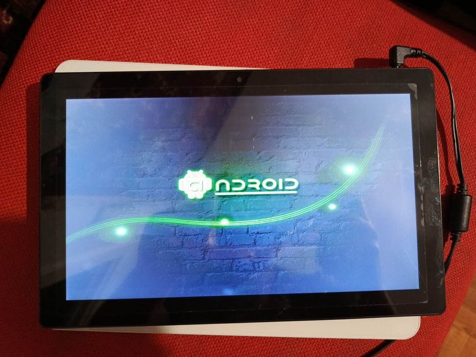 Продам два планшети робочі у чорного не тримає батарея у білому тримає