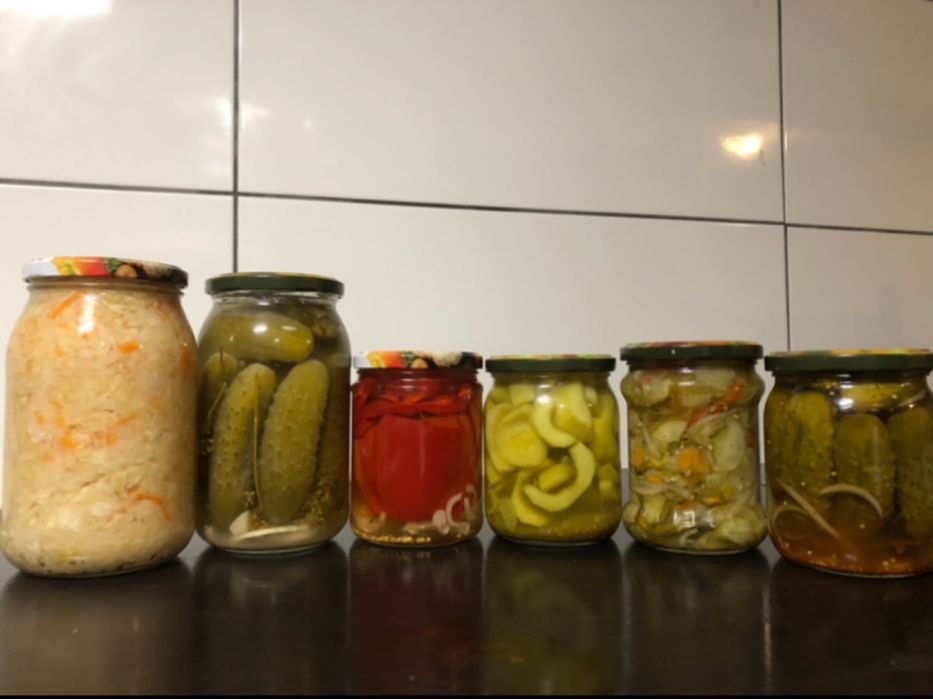 Domowe przetwory ogorki kiszone kapusta kiszona