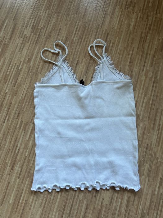 Biały krótki top na ramiączkach Sinsay XS z koronką