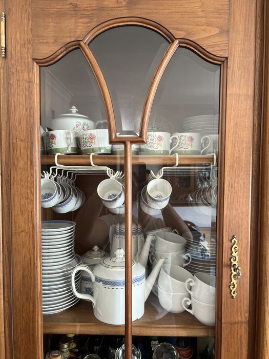 Louceiro Cristaleira madeira maciça trabalhada (consola)