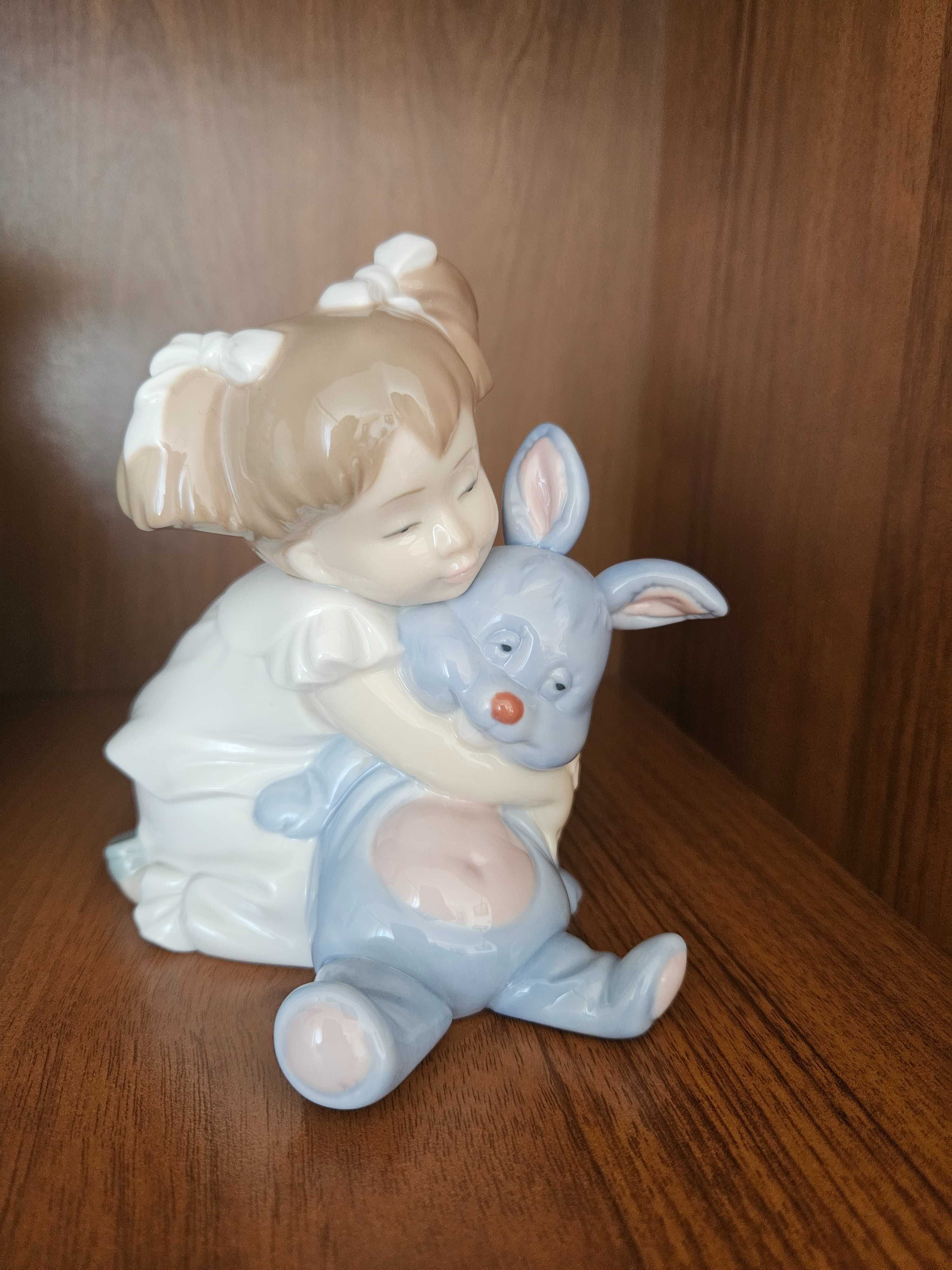 Figurka Lladro dziewczyna z zającem "Kocham cię tak bardzo"
