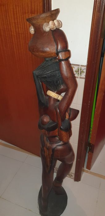 Casal de estatuas africanos em madeira pesada com 1.10 de altura cada