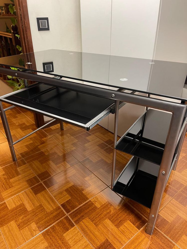 Secretaria em vidro preto