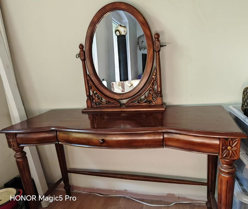 Ozdobna drewniana toaletka z lustrem