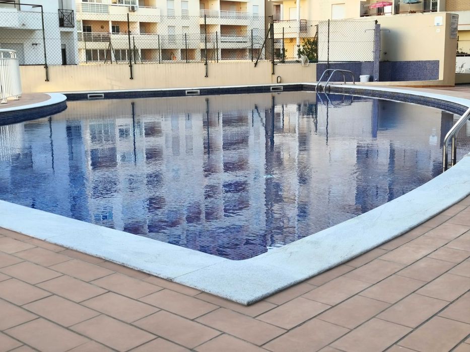 Excelente apartamento T1 com garagem e piscina em Armação de Pêra