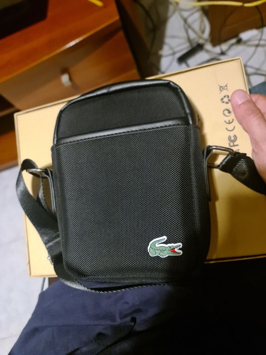 Vendo bolsa lacoste,calvin,guess e comando  para telefone